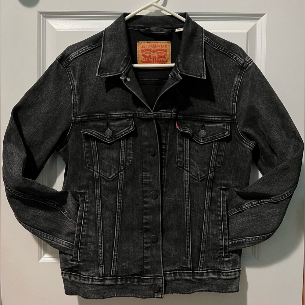 Black Levi’s trucker jacket. Size small (Mens).